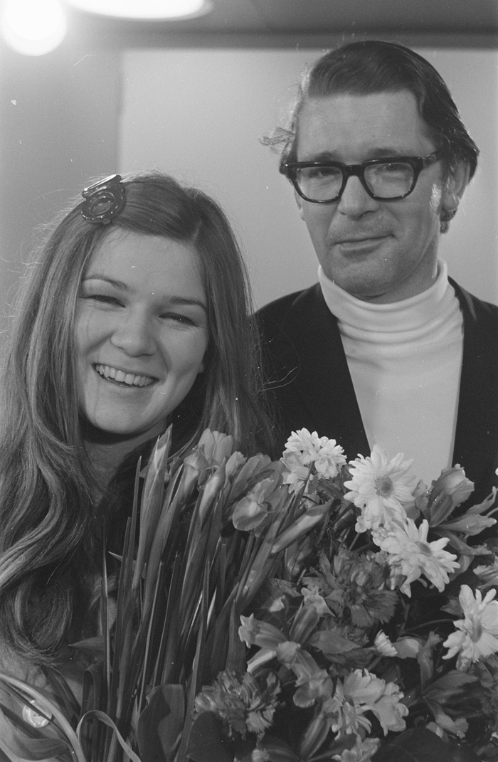Lenny Kuhr en schrijver David Hartsema na de gedeelde Nederlandse overwinning op het Eurovisiesongfestival 1969